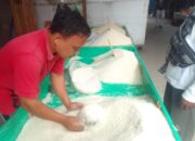 Salah satu pedagang beras sedang melayani pembeli di Pasar Tradisional Marisa, Kabupaten Pohuwato, Provinsi Gorontalo. (Foto: Hibata.id)