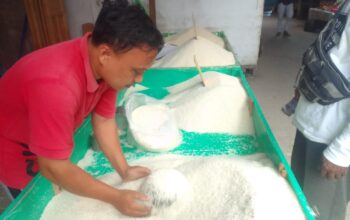 Salah satu pedagang beras sedang melayani pembeli di Pasar Tradisional Marisa, Kabupaten Pohuwato, Provinsi Gorontalo. (Foto: Hibata.id)