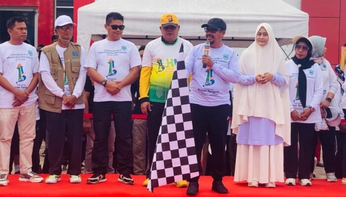 Bupati Azhari Lepas 3.000 Peserta Jalan Santai HUT Buton Tengah 2025