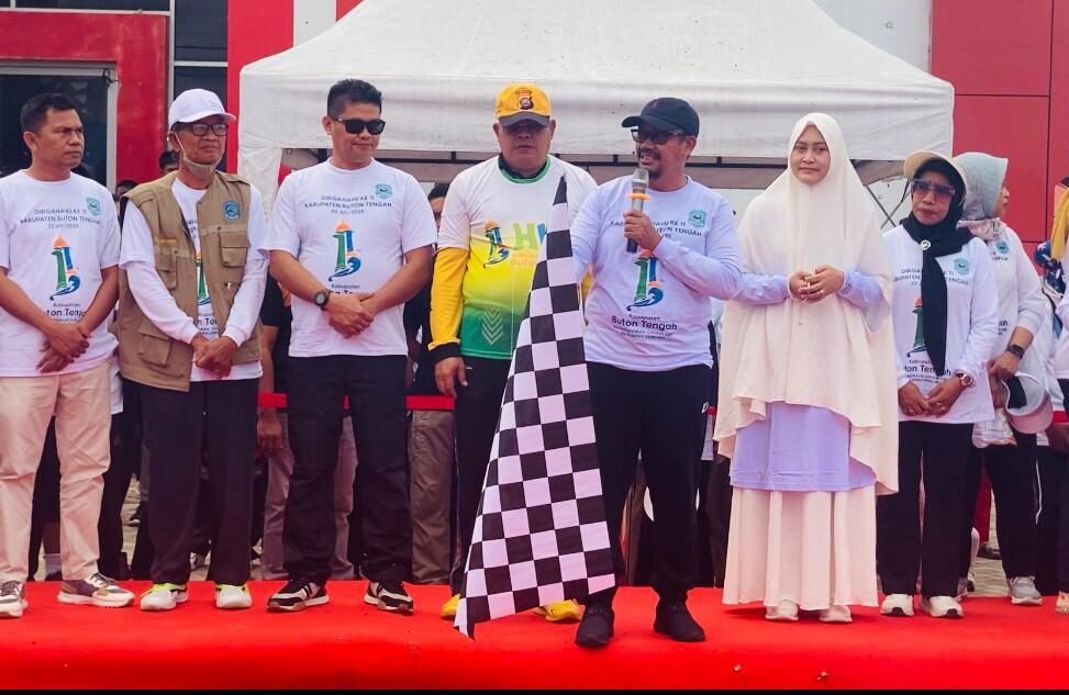 Bupati Azhari lepas 3.000 peserta jalan santai HUT Buton Tengah 2025. Foto: Arwin/Hibata.id