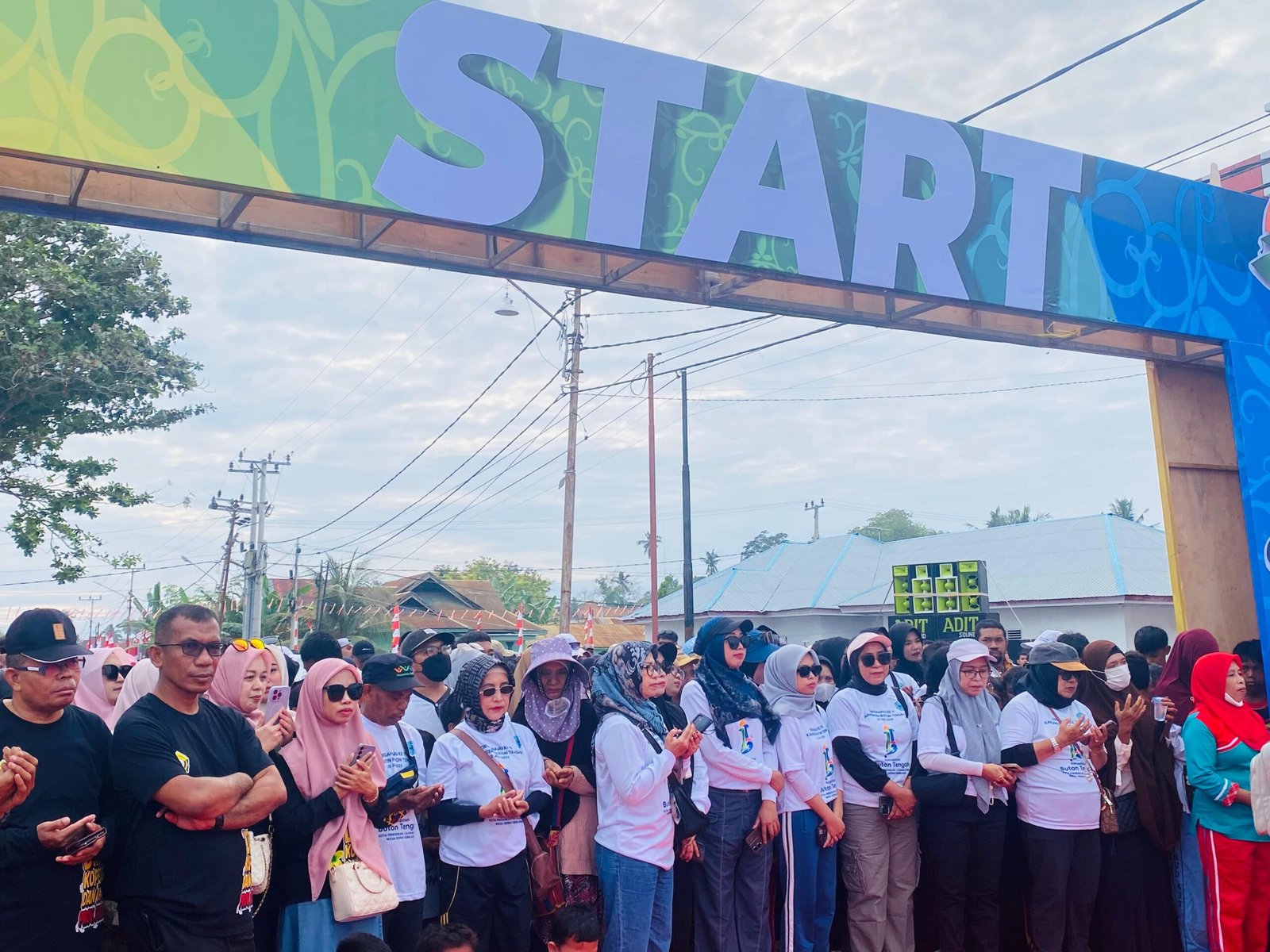 3.000 peserta ramaikan Jalan Santai HUT Buton Tengah di Mawasangka. Foto: Arwin/Hibata.id