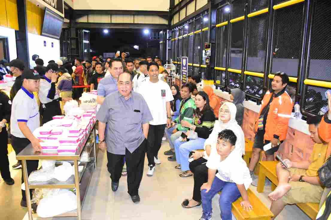 Wali Kota Gorontalo, Adhan Dambe saat meresmikan gerai Mie Gacoan di Kota Gorontalo. (Foto: Humas Pemkot Gorontalo)