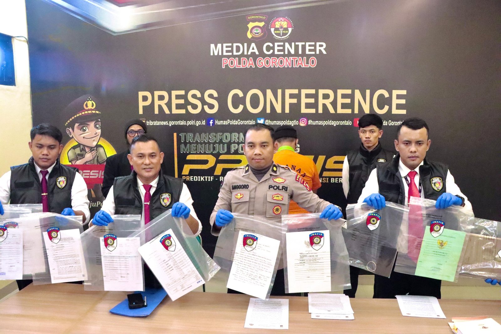 Kasubbid PID Polda Gorontalo Kompol Anggoro Condro Wibowo saat memimpin Konferensi Pers. Foto: Humas/Hibata.id