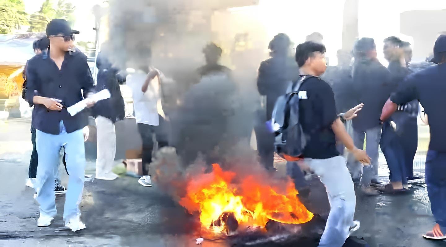 Kondisi aksi unjuk rasa yang digelar oleh Himpunan Mahasiswa Islam (HMI) Cabang Pohuwato di depan Polres Pohuwato. [Tangkapan Layar]/Hibata.id