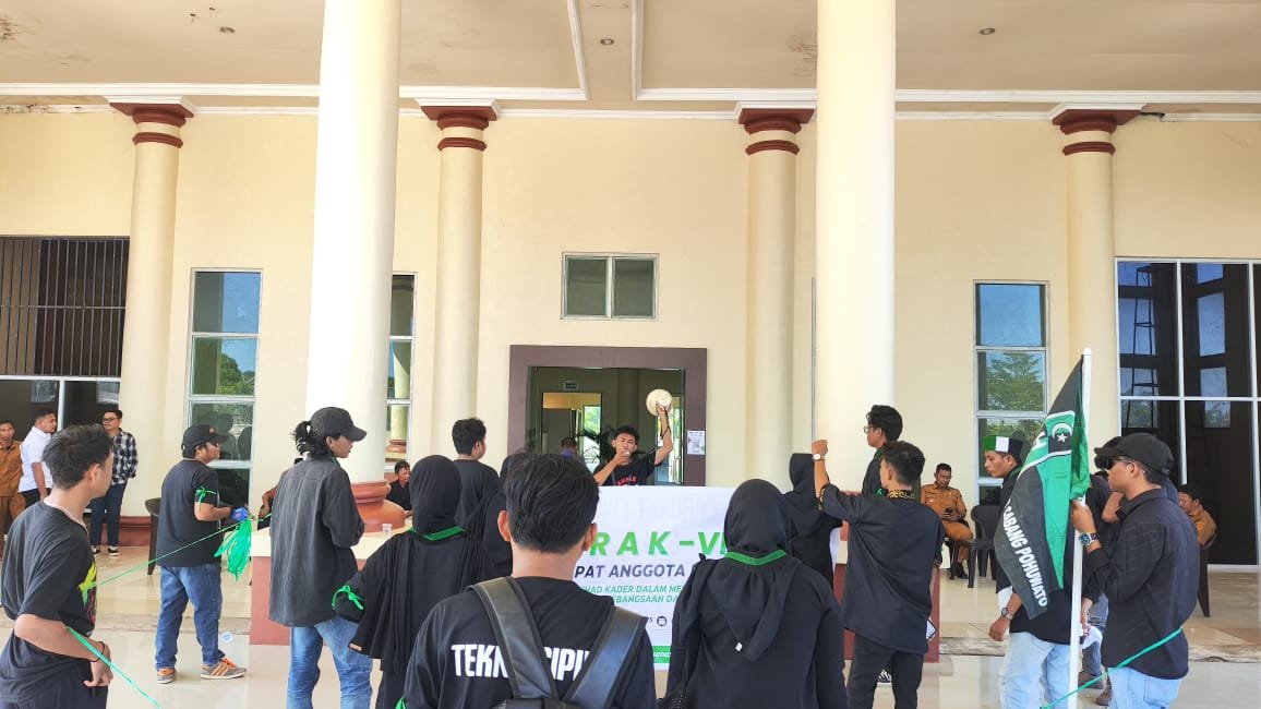 Himpunan Mahasiswa Islam (HMI) Cabang Pohuwato menggelar demonstrasi di halaman Kantor Bupati Pohuwato. (Foto: Istw)