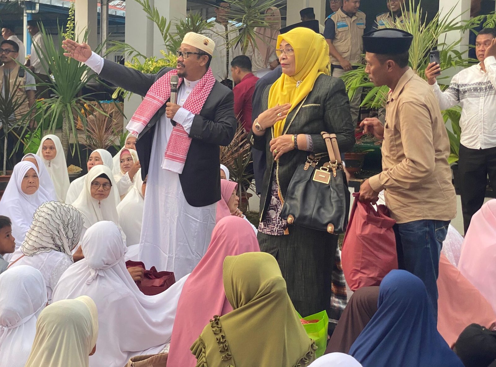 Bupati Buton Tengah (Buteng), Dr Azhari, menyalurkan sekitar 15 ribu paket sembako kepada masyarakat kurang mampu. Foto: Arwin/Hibata.id