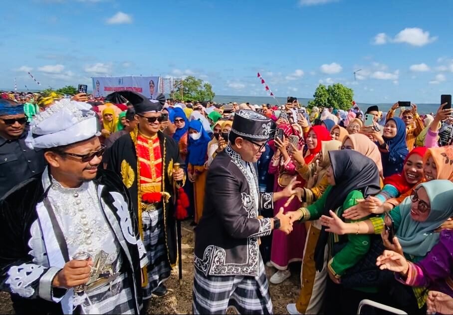 Wakil Menteri Dalam Negeri (Wamendagri) Bima Arya Sugiarto bersama Bupati Buton Tengah (Buteng) Dr. Azhari. Foto: Arwin/Hibata.id