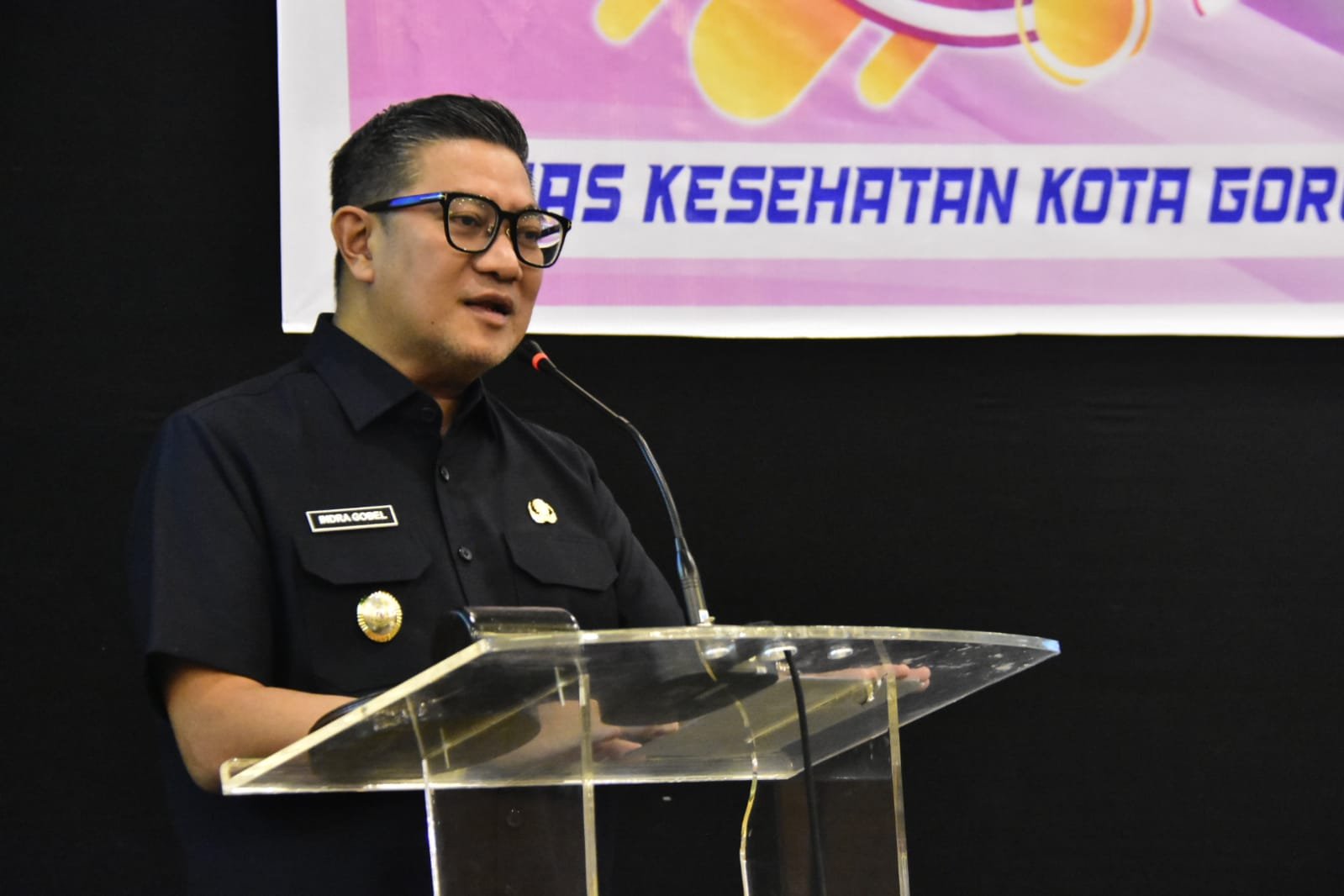 Wakil Wali Kota Gorontalo, Indra Gobel saat memberikan sambutan di kegiatan Advokasi, Koordinasi, dan Bimbingan Teknis Pokjanal Posyandu 2025, Rabu, 23 Juli 2025 di Grand Q Hotel, Kota Gorontalo. (Foto: Humas Pemkot Gorontalo)