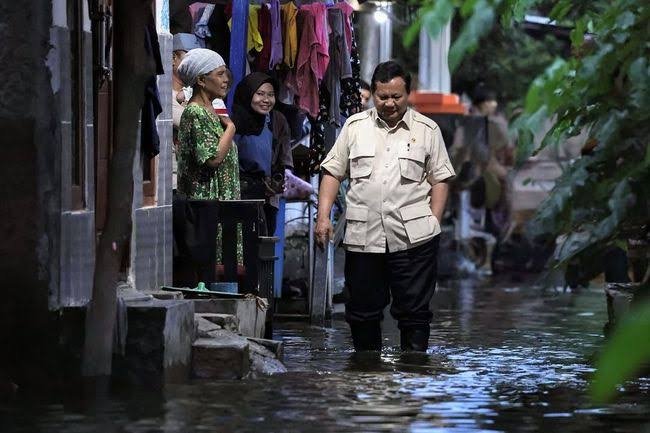 Presiden Prabowo Subianto menunjukkan kepedulian terhadap kondisi sungai saat melakukan inspeksi mendadak di Kota Bogor. Foto: ist/Hibata.id