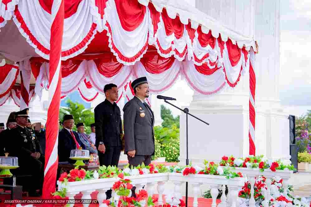 Bupati Buton Tengah, Dr. Azhari sedang memimpin upacara. (Foto: Dok. Humas Kabupaten Buton Tengah.)