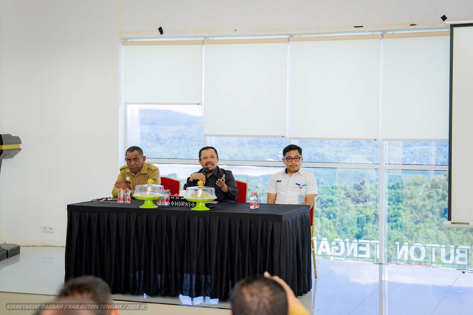 Bupati Buton Tengah, Dr. H. Azhari, S.STP., M.Si saat memimpin rapat persiapan menyambut Hari Ulang Tahun (HUT) ke-80 Republik Indonesia tahun 2025/Hibata.id