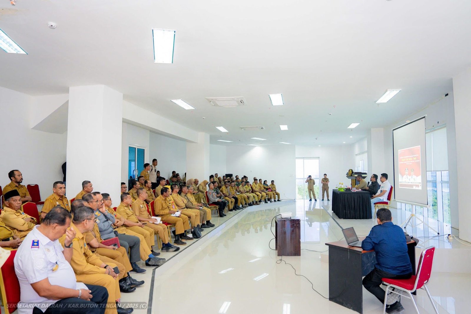 Bupati Buton Tengah, Dr. H. Azhari, S.STP., M.Si saat memimpin rapat persiapan menyambut Hari Ulang Tahun (HUT) ke-80 Republik Indonesia tahun 2025/Hibata.id