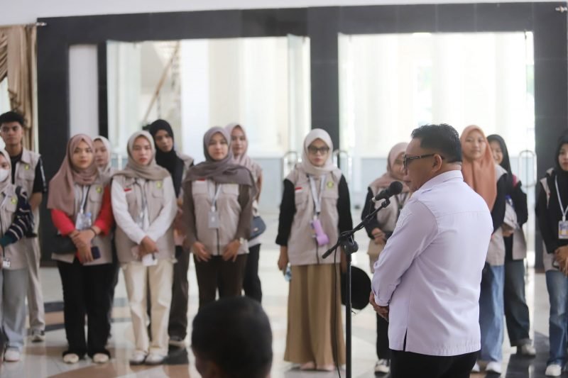 Wabup Risman Tolingguhu saat melepas ratusan mahasiswa KKP Universitas Gorontalo di Lobby Kantor Bupati, Rabu (30/7/2025). (F.Yudi/Prokopim)/Hibata.id