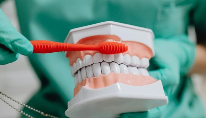 Cara Sikat Gigi yang Salah Picu Gigi Sensitif, Ini Saran Dokter