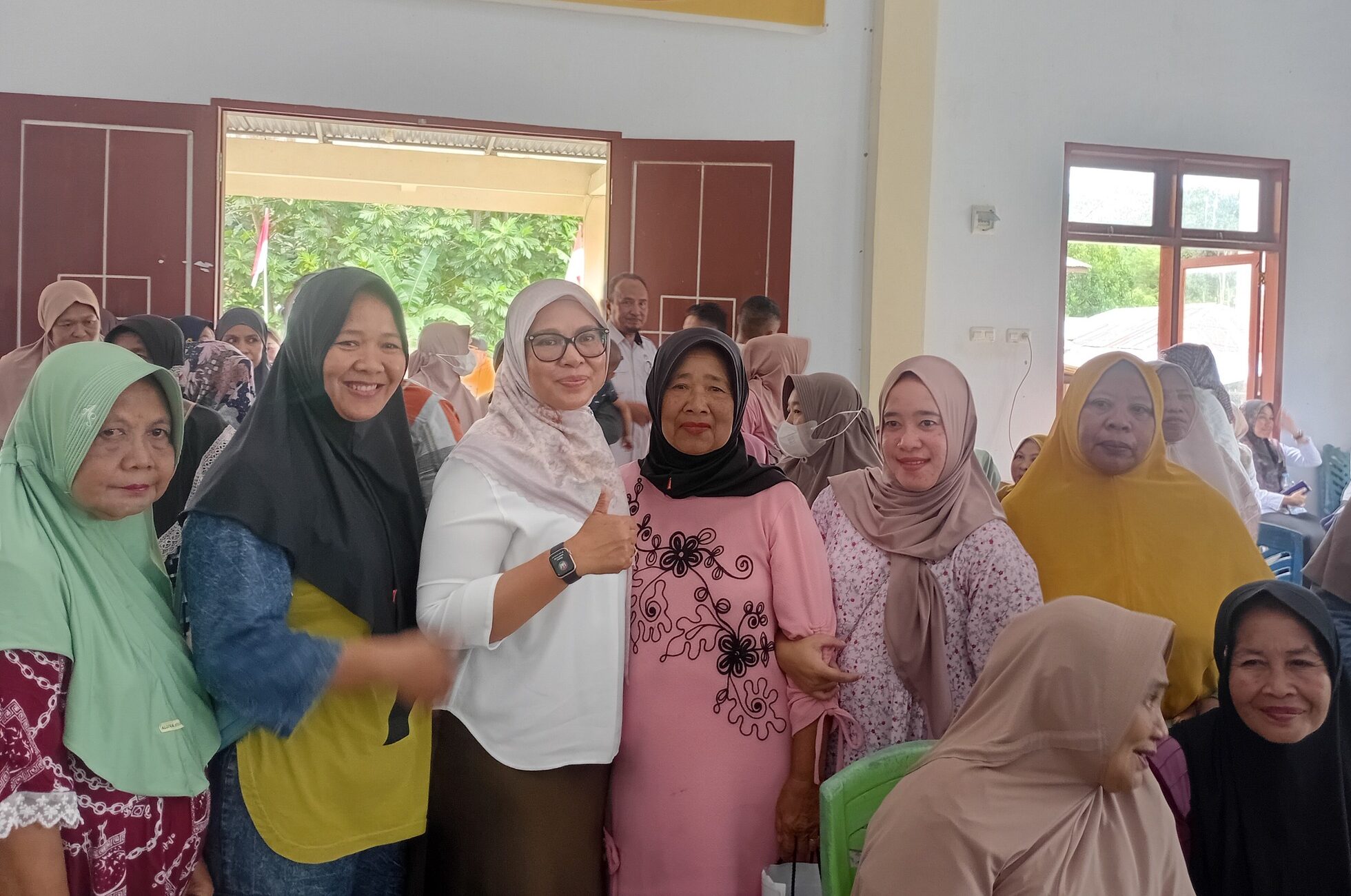 Anggota DPRD Provinsi Gorontalo, Femmy Kristina Udoki bersama warga Tapa/Hibata.id