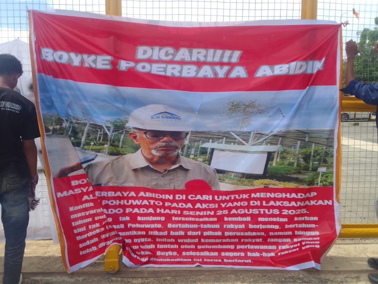 Aliansi Rakyat Anti Dominasi Oligarki (RADO) kembali menggebrak dengan aksi demonstrasi di depan kantor Pani Gold Project (PGP), Senin (25/8/2025).(Foto: Dok. Istw Hibata.id)