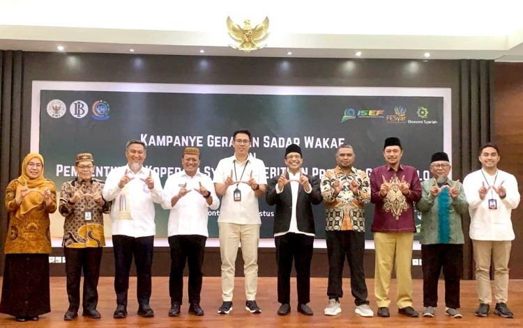 Plh. Kepala Perwakilan Bank Indonesia Provinsi Gorontalo, M. Andi Destrian saat berpose bersama usai pembentukan Koperasi Syariah Hebitren Provinsi Gorontalo, di Aula Bank Indonesia Gorontalo, Rabu (13/08/2025). (F.dok.istimewa)/Hibata.id