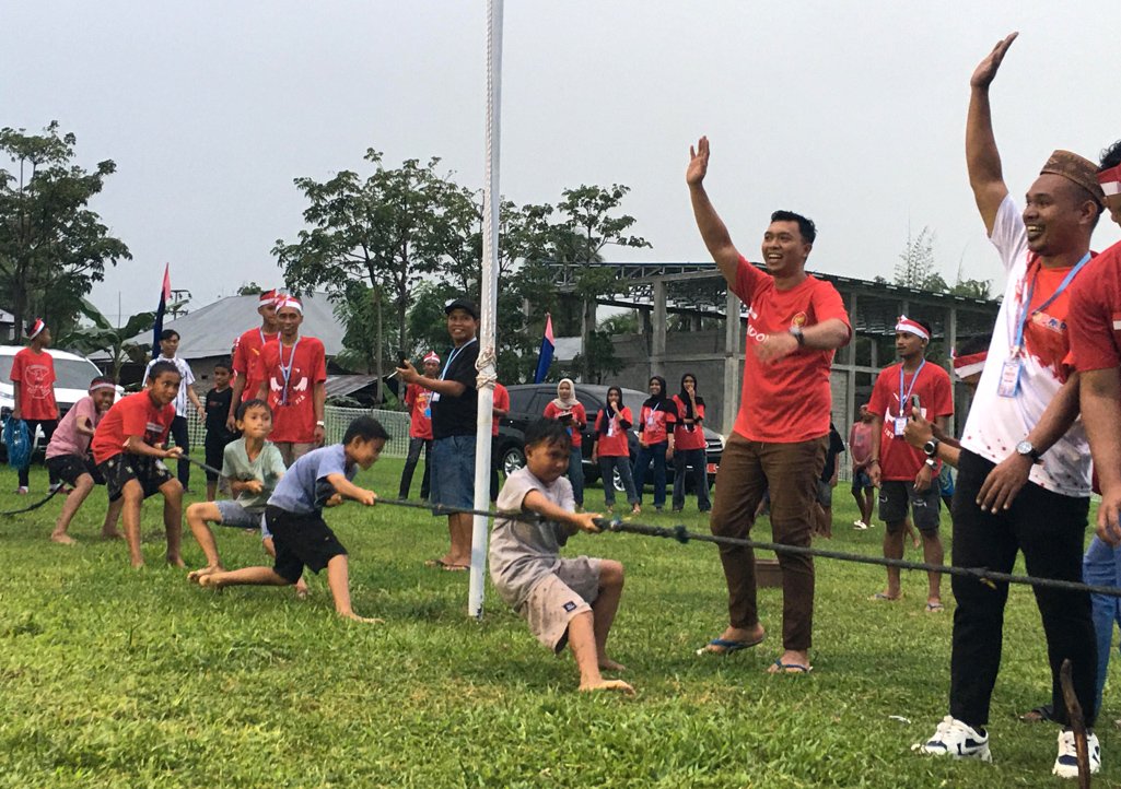 Semarakkan HUT ke-80 Republik Indonesia, sekelompok anak muda yang tergabung dalam komunitas Pemuda Penggerak dari tiga desa, yaitu Tunggulo Selatan, Tunggulo, dan Bongohulawa, menggelar berbagai kegiatan dan perlombaan yang meriah dan penuh semangat kebangsaan, di Lapangan Desa Tunggulo Selatan, Senin (18/8/2025). (Indra-Tim Redaksi/Hibata.id