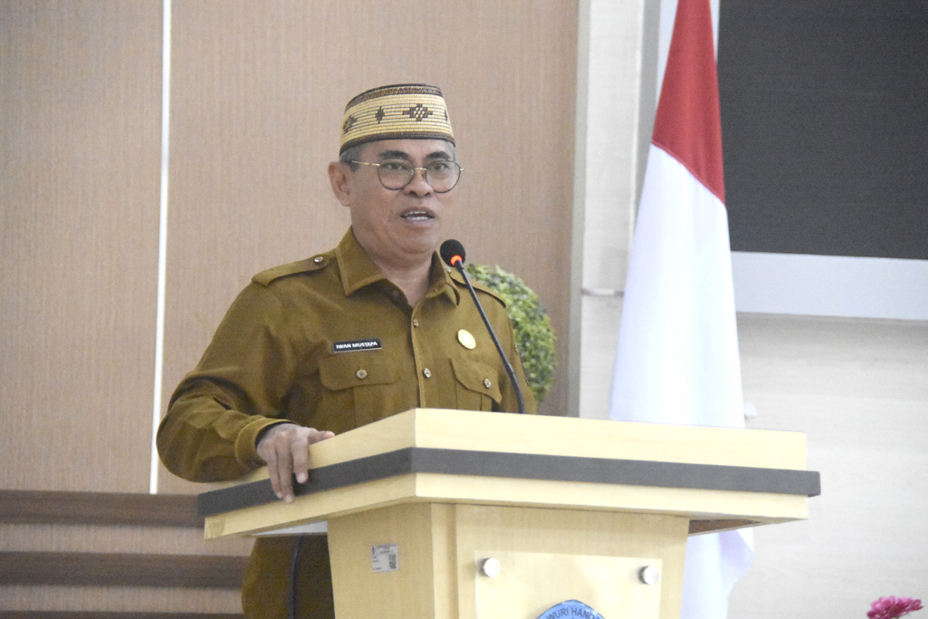 Sekda Bone Bolango, Iwan Mustapa saat memberikan sambutan sekaligus membuka kegiatan Sosialisasi Pencegahan Kekerasan Terhadap Perempuan dan Anak yang Diintegrasikan dengan Pemeriksaan Kesehatan yang digelar di Aula BPMP Provinsi Gorontalo, Selasa (5/8/2025). (F.AKP-Tim Redaksi Diskominfo)/Hibata.id
