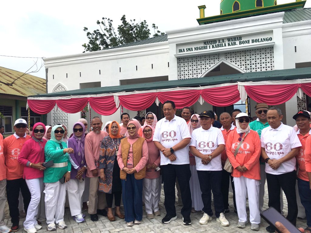 Wakil Bupati Bone Bolango, Risman Tolinggohu saat menghadiri perayaan Milad ke-60 SMA Negeri 1 Kabila yang dirangkaikan dengan peresmian Masjid A.A Wahab IKA SMANKAB, Jumat (22/8/2025). (F.Indra-Tim Redaksi)/Hibata.id
