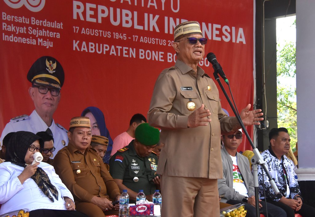 Bupati Ismet Mile didampingi Wabup Risman Tolingguhu, Forkopimda, Ketua TP. PKK Ruwaida Mile, dan Sekda Iwan Mustapa, serta Ketua PGRI Bone Bolango, Andreas Akaseh resmi membuka kegiatan Porsenijar Kabupaten Bone Bolango, di Alun-Alun Bone Bolango, Selasa (19/8/2025). (F.AKP-Tim Redaksi)/Hibata.id