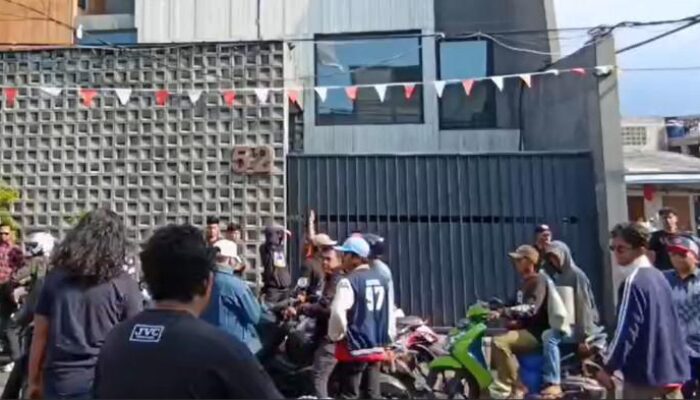 Ratusan Massa Geruduk Rumah Ahmad Sahroni, Tuntut Klarifikasi Ucapan Tolol