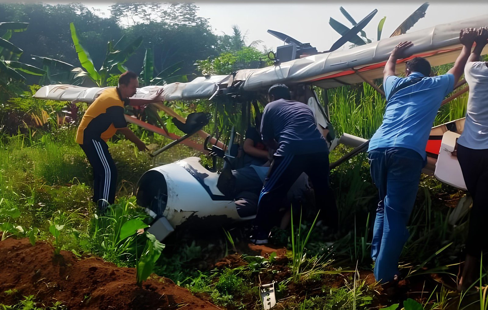 Pesawat latih TNI AU jatuh di Ciampea, Bogor, Jawa Barat, Minggu, 3 Agustus 2025. Foto: Dok BNPB/Hibata.id