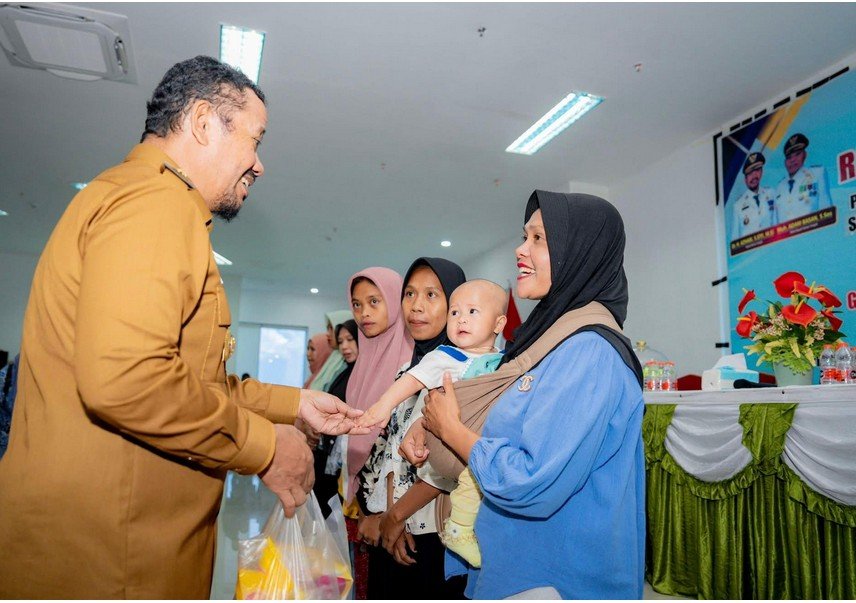 Bupati Buton Tengah Dr Azhari saat meluncurkan Gerakan Orang Tua Asuh Cegah Stunting (GENTING). Foto: Arwin/Hibata.id