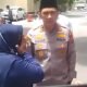 NA ibu dari seorang mahasiswa korban dugaan pemerasan dan persetubuhan, saat memohon keadilan di hadapan Kapolda Gorontalo, Irjen Pol Widodo, Senin (25/8/2025).