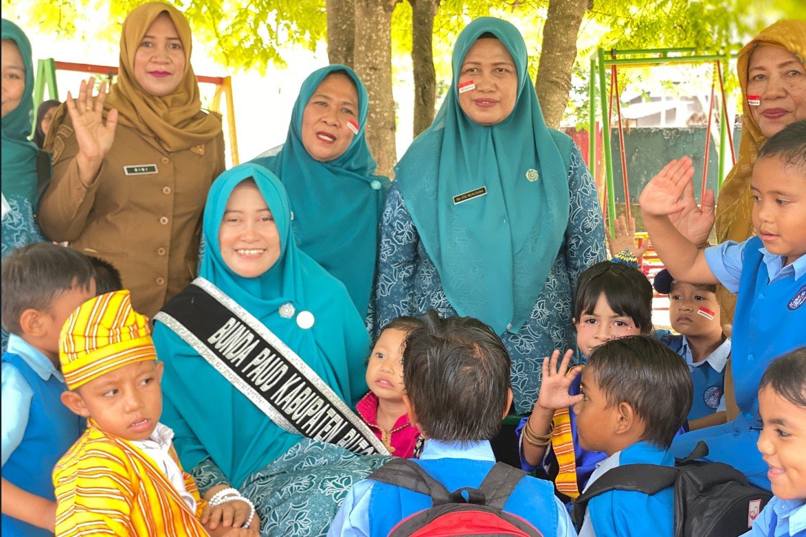 Bunda Pendidikan Anak Usia Dini (PAUD) Kabupaten Buton Tengah (Buteng), Umi Noranah Azhari, mengunjungi Taman Kanak-Kanak (TK) Pembina Kecamatan Mawasangka/Hibata.id