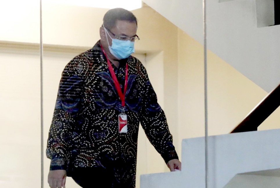 Bupati Pati Sudewo tiba untuk menjalani pemeriksaan di Gedung KPK, Jakarta, Rabu (27/8/2025). KPK memeriksa Bupati Pati Sudewo sebagai saksi terkait kasus suap proyek pembangunan dan pemeliharaan jalur kereta di Direktorat Jenderal Kereta Api (DJKA) Kementerian Perhubungan (Kemenhub). TRIBUNNEWS/IRWAN RISMAWAN