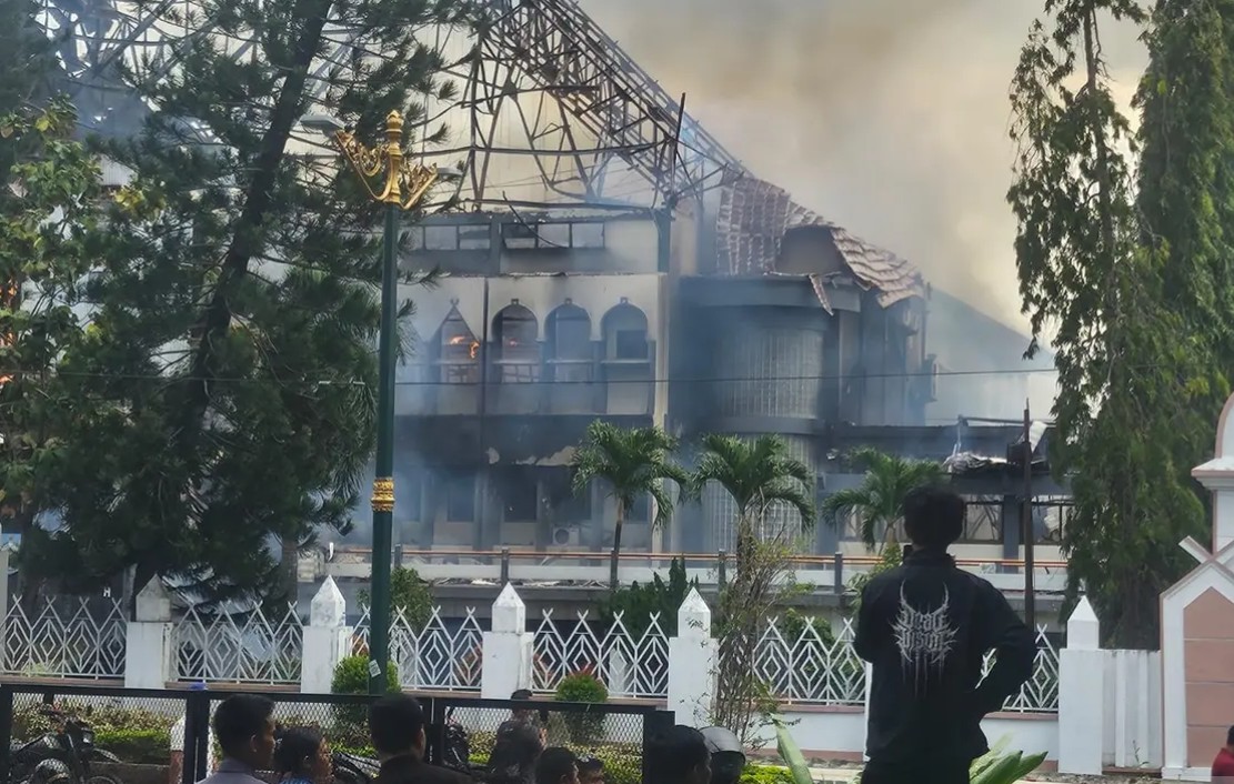 Aksi demonstrasi mahasiswa di Kota Mataram, Nusa Tenggara Barat (NTB), berujung ricuh dengan terbakarnya gedung DPRD Provinsi NTB/Hibata.id