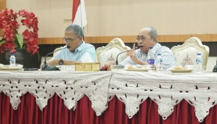 Adhan Dambea Soroti Seng Bekas Tutupi Lahan Kosong: “Ganggu Keindahan Kota”