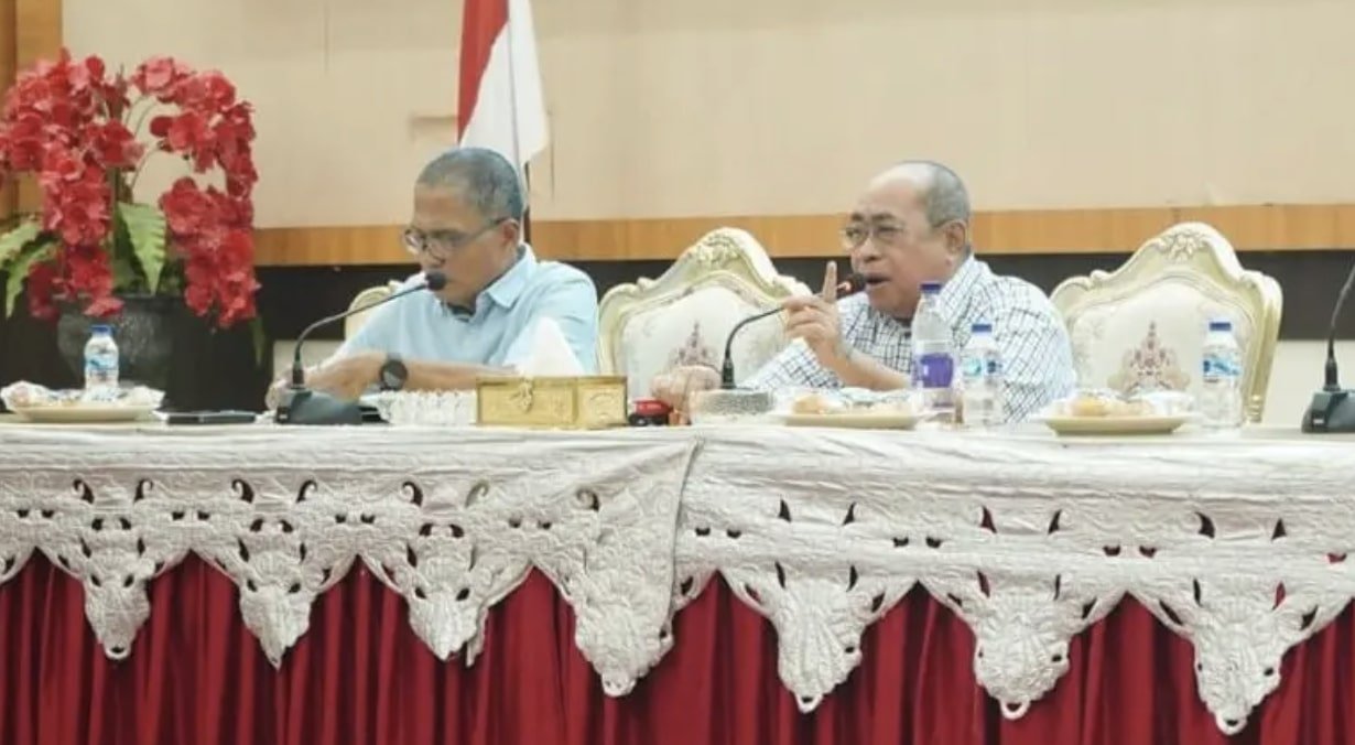 Wali Kota Gorontalo, Adhan Dambea saat menghadiri Rapat Koordinasi dan Evaluasi (Rakorev) pemerintahan, pembangunan, dan kemasyarakatan, Minggu, 10 Agustus 2025, di Bandhayo Lo Yiladia. (Foto: Humas Pemkot Gorontalo)