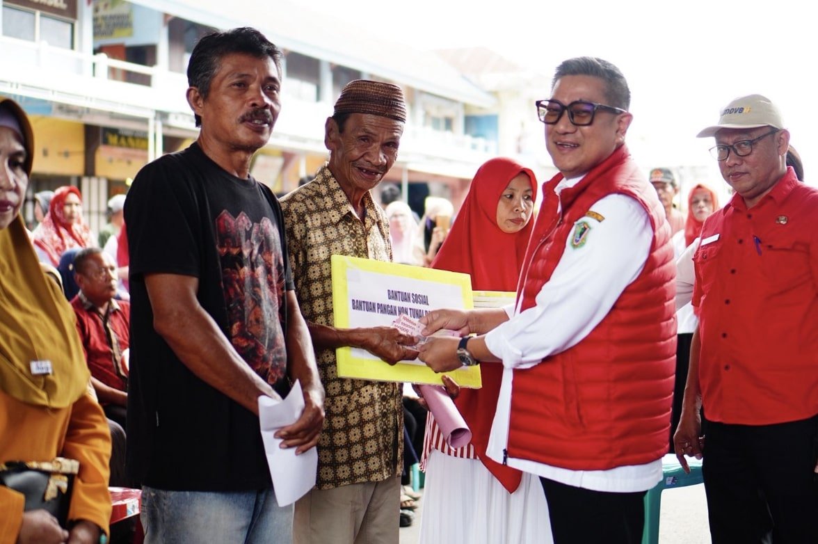 Wakil Wali Kota Gorontalo, Indra Gobel saat saat menyerahkan Bantuan Pangan Non-Tunai Daerah (BPNTD) kepada 400 keluarga penerima manfaat (KPM) di Kota Gorontalo. (Foto: Humas Pemkot Gorontalo)