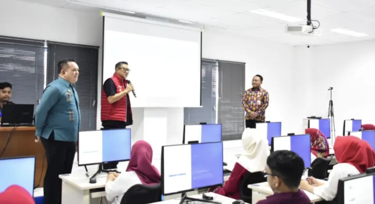Wakil Wali Kota Gorontalo, Indra Gobel saat membuka secara resmi asesmen penilaian dan pemetaan kompetensi berbasis Computer Assisted Competency Test (CACT). (Foto: Humas Pemkot Gorontalo)