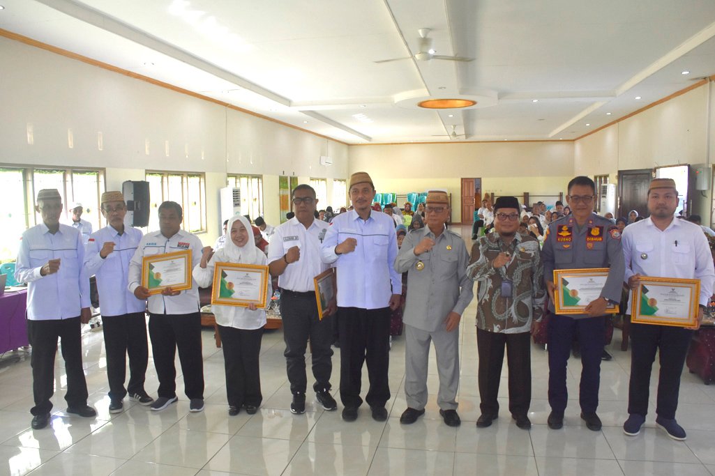 Bupati Ismet Mile saat menyerahkan Piagam Penghargaan Baznas Bone Bolango kepada lima OPD dan Kecamatan pada Rapat Koordinasi Daerah (Rakorda) Baznas Kabupaten Bone Bolango dalam rangka Optimalisasi Pengumpulan dan Pengelolaan Zakat, Infaq dan Sedekah (ZIS), di Gedung KPRI Kartini, Kecamatan Kabila, Rabu (30/7/2025). (F.AKP)/Hibata.id