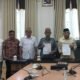 Bupati Ismet Mile didampingi Sekda Iwan Mustapa saat melakukan penandatanganan Nota Kesepahaman Bersama dengan Universitas Nahdlatul Ulama Gorontalo tentang Penyelenggaraan Bidang Pendidikan, Penelitian, dan Pengabdian Kepada Masyarakat serta Pengembangan Sumber Daya Manusia, di Ruang Rapat Bupati, Jumat (1/8/2025). (F.Indra/Diskominfo)/Hibata.id