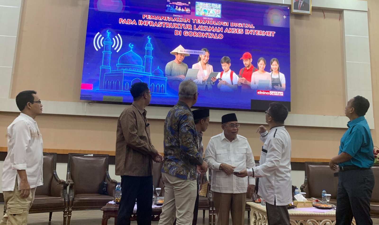 Wali Kota Gorontalo, Adhan Dambea saat meluncurkan langsung Program fasilitas internet WiFi gratis di Masjid Kota Gorontalo/Hibata.id