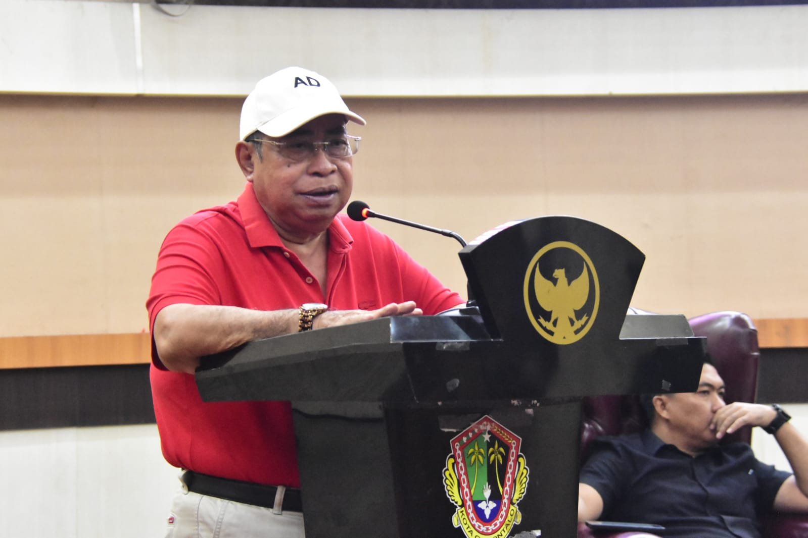 Wali Kota Gorontalo, Adhan Dambea saat memberikan pembekalan kepada Satuan Tugas (Satgas) Miras dan Narkoba di Bandhayo Lo Yiladia, Ahad, 3 Agustus 2025. (Foto: Humas Pemkot Gorontalo)