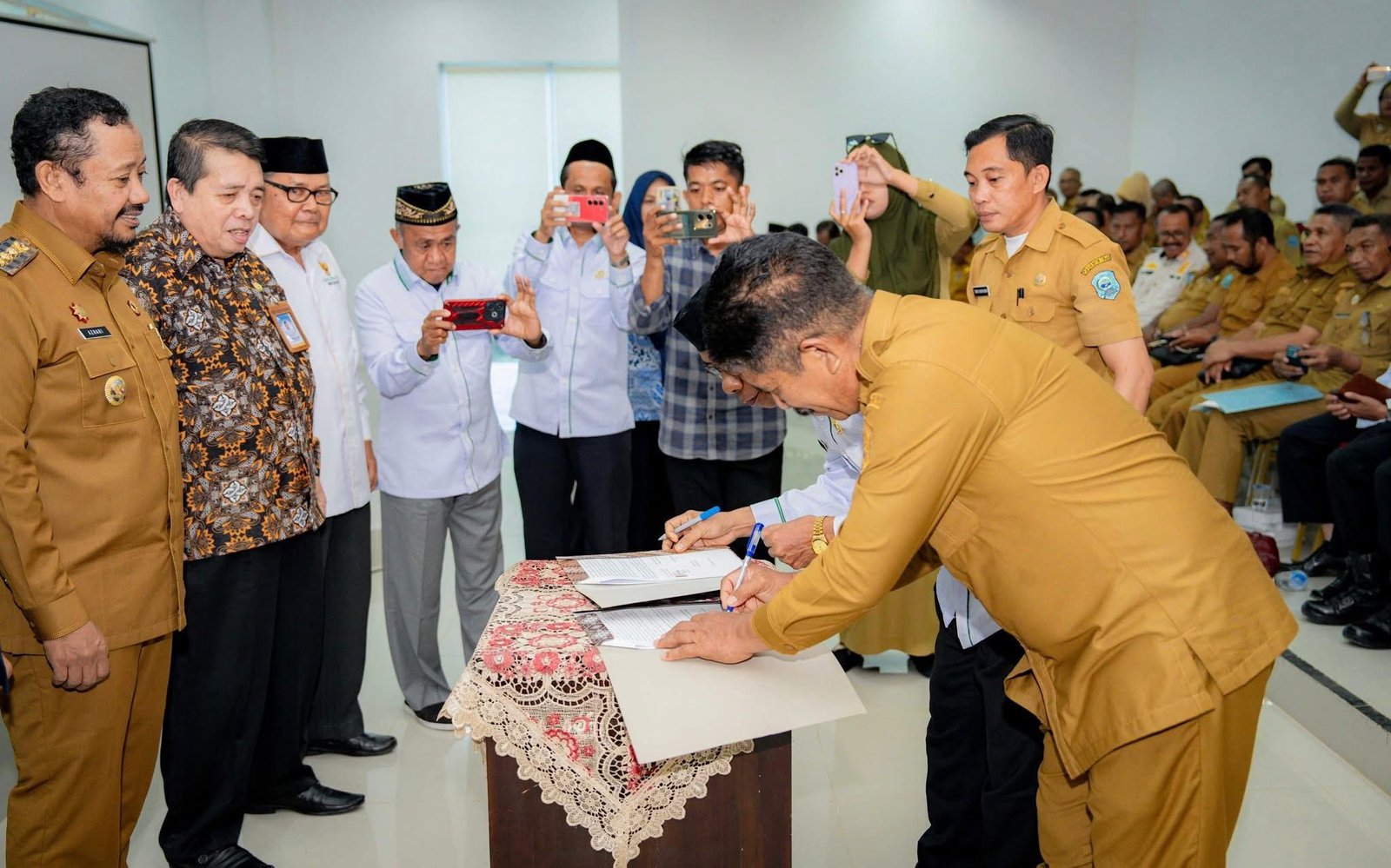 Bupati Buton Tengah Dr Azhari saat meluncurkan Gerakan Orang Tua Asuh Cegah Stunting (GENTING). Foto: Arwin/Hibata.id