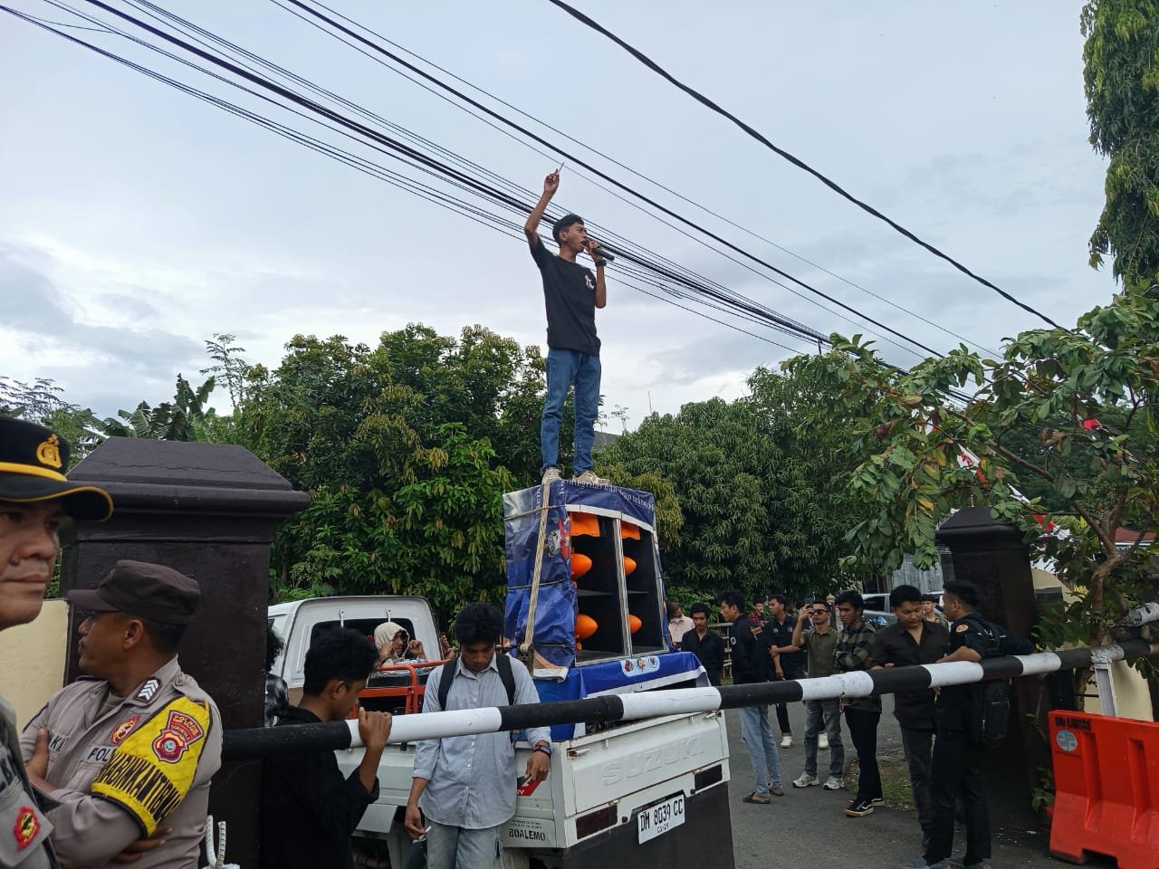Puluhan mahasiswa yang tergabung dalam Aliansi Mahasiswa dan Pemuda Peduli Gorontalo menggelar aksi unjuk rasa di depan Markas Polres Bone Bolango pada Selasa (5/8/2025). (Foto: Randa/Hibata.id)