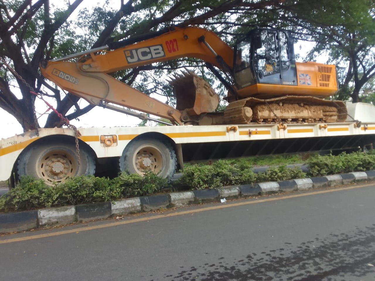 Sebuah alat berat (excavator) milik warga yang diduga diangkut oleh perusahaan tambang Pani Gold Project (PGP). (Foto: Dok. Istw Hibata.id)