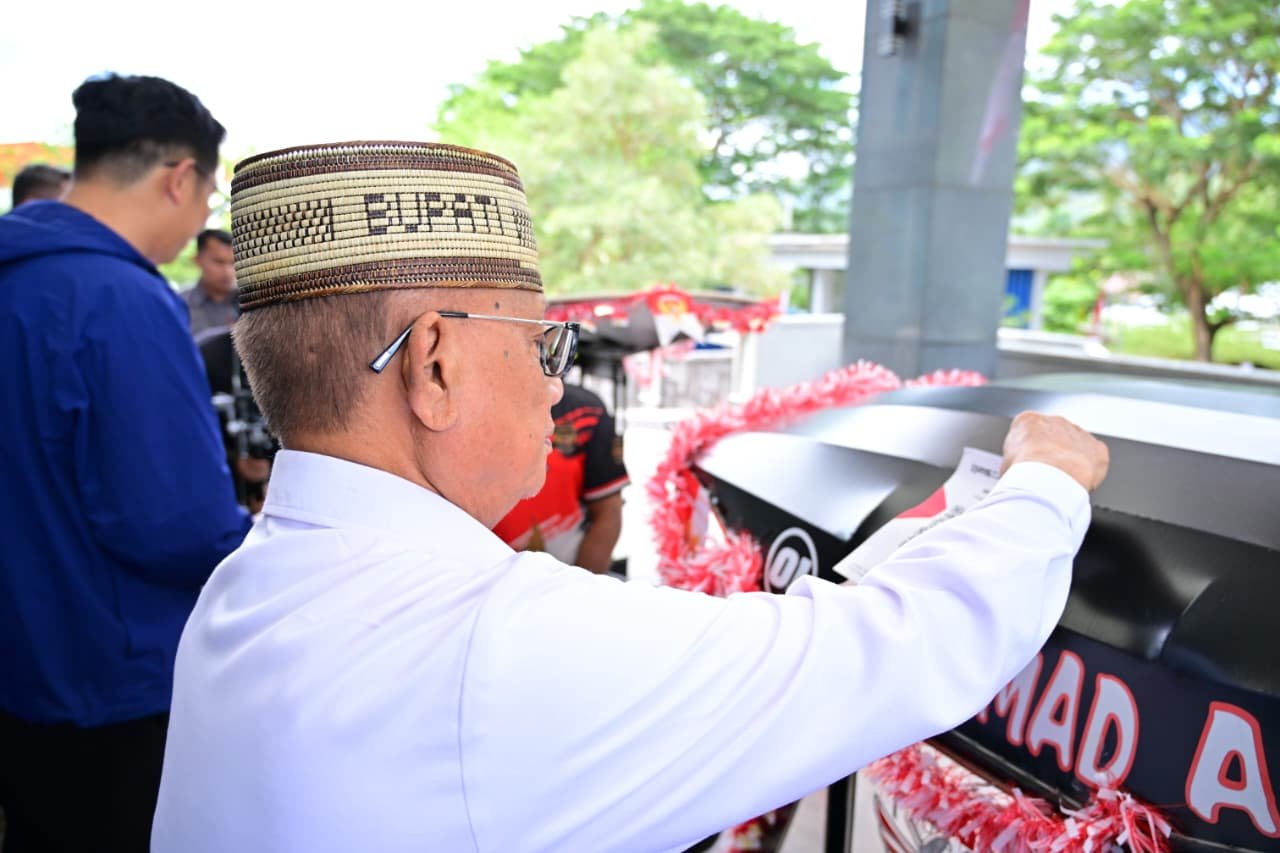 Bupati Bone Bolango Ismet Mile saat menempelkan barcode di salah satu Bentor/Hibata.id