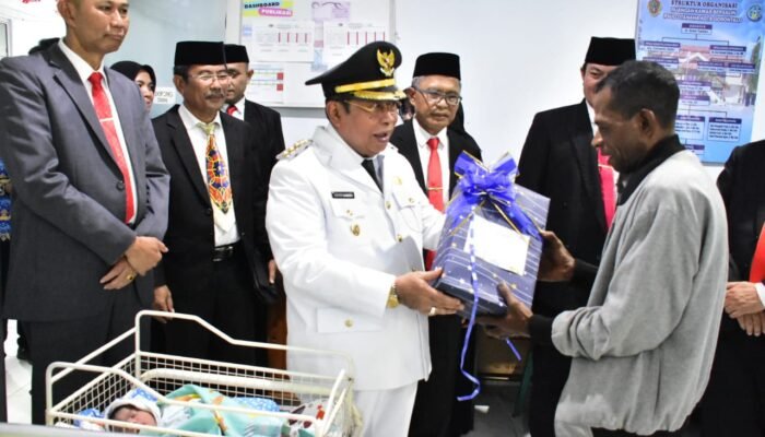 Lahir di Hari Kemerdekaan, Bayi Asal Buliide Terima Kado dari Wali Kota Gorontalo