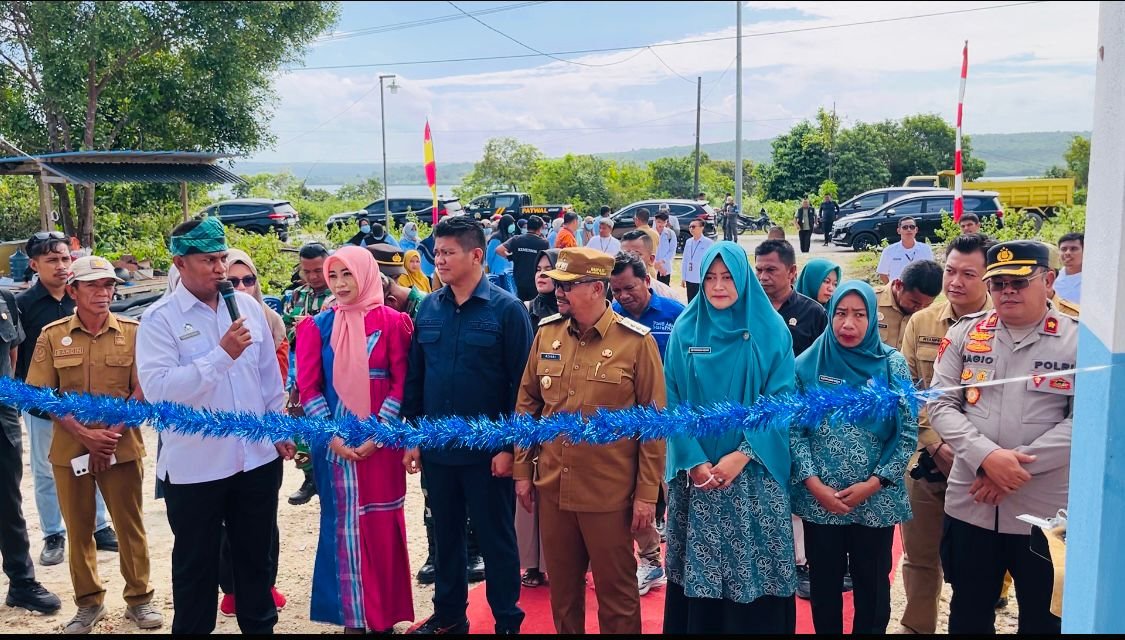Bupati Buton Tengah (Buteng), Dr. Azhari, didampingi oleh Bunda PAUD Noranah Azhari, meresmikan operasional Satuan Pelayanan Pemenuhan Gizi (SPPG) di Kelurahan Lakorua, Kecamatan Mawasangka Tengah (Masteng), Selasa (19/8/2025). (Foto: Dok. Istw Hibata.id)
