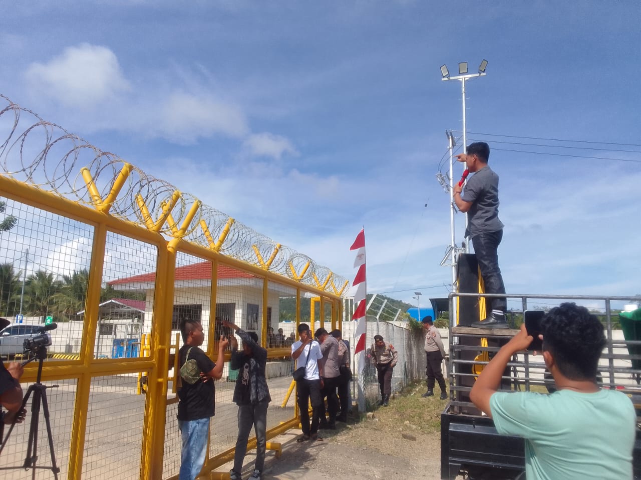 Aliansi Rakyat Anti Dominasi Oligarki (RADO) saat menggelar aksi protes. (Foto: Dok. Istw Hibata.id)