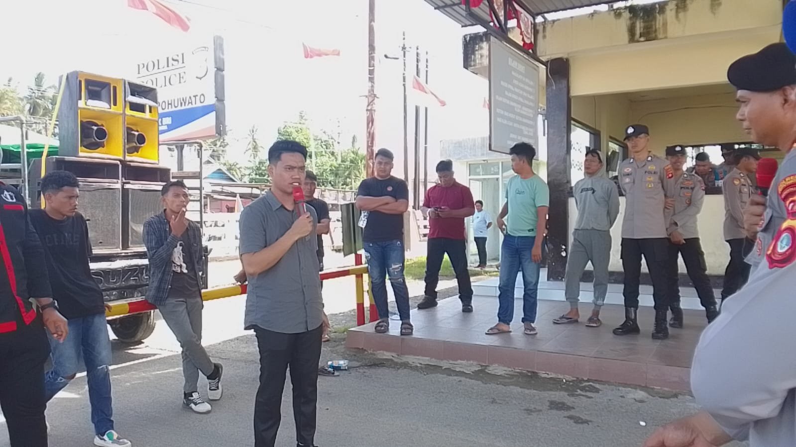 Aliansi Rakyat Anti Dominasi Oligarki (RADO) menggelar aksi di depan Mapolres Pohuwato, Senin (19/8/2025). (Foto: Dok. Istw Hibata.id)