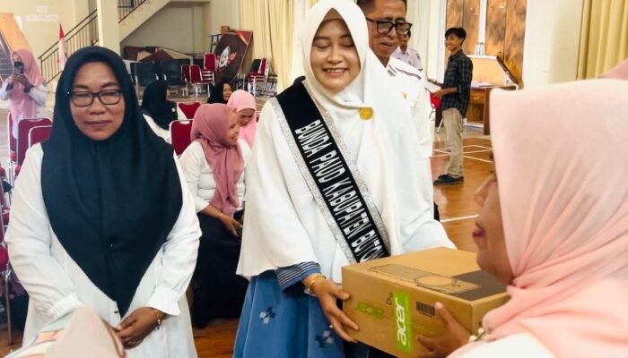 Bunda PAUD Buton Tengah Salurkan Laptop dan Proyektor ke 34 TK Negeri