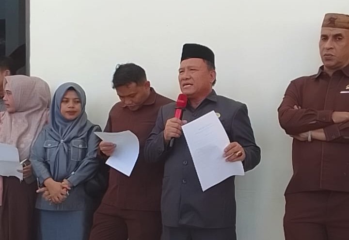 Ketua DPRD Pohuwato, Beni Nento saat menerima masa aksi dari Aliansi Rakyat Anti Dominasi Oligarki (RADO). (Foto: Dok. Istw Hibata.id)